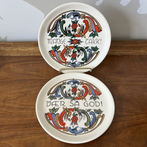 2 Bergquist Imports Norwegian Plates "Mange Takk" & "Vaer Sa God!" Rosemaling - Picture 1 of 10